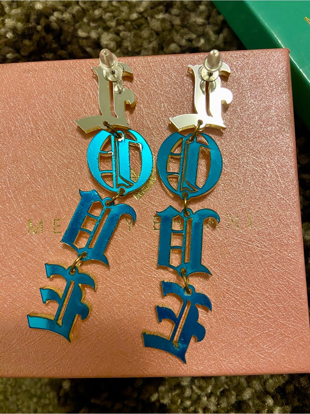 Melody Ehsani LoVe ENGLISH letters sparkling gold NEW box - Picture 5 of 6